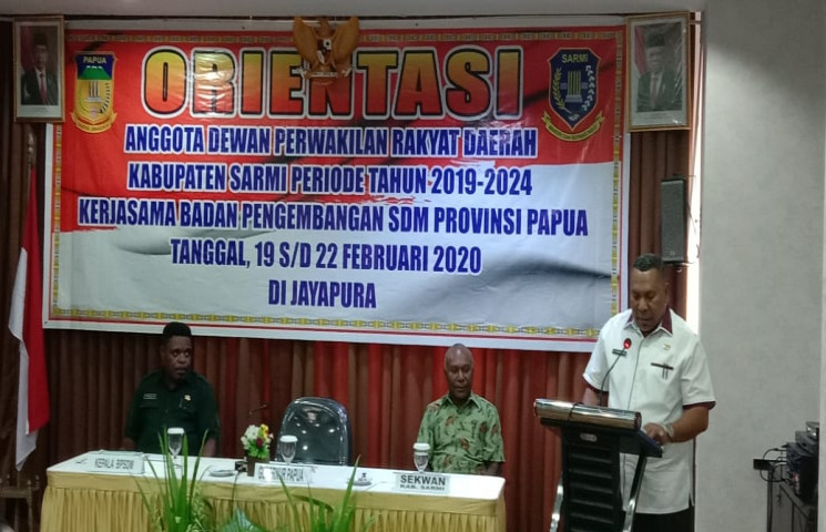 Mewakili Gubernur Kepala BPSDM Provinsi Papua resmi menutup kegiatan Orientasi DPRD Kabupaten Sarmi